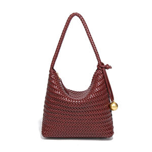 Sac à main pour femme en gros, petit sac fourre-tout de luxe avec pendentif boule dorée, sac seau en cuir souple tressé à la main, sac à main pour femme sous le bras - Product Image 6