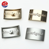 Accessoires de quincaillerie de luxe de haute qualité, étiquettes de marque en métal rectangulaires incurvées en alliage de zinc avec logo en relief pour sacs, vêtements et chaussures