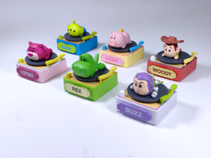 กล่องของเล่น LIOH TOY ดิสนีย์ ทอย สตอรี่ ชุดเครื่องเล่นแผ่นเสียงหมุนได้ 12 กล่อง ขายส่ง พร้อมนาฬิกา ของเล่นกล่องสุ่ม สำหรับเป็นของขวัญ ของสะสม ลุ้นรับของเล่นลึกลับ - Product Image 2