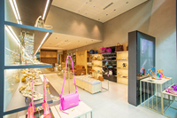 Présentoir à chaussures autoportant moderne pour magasin de chaussures, aménagement intérieur et agencement de vitrine