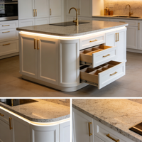 Meubles de cuisine modernes en bois naturel avec armoires supérieures en verre rétroéclairé, îlot en marbre et tiroirs à fermeture douce