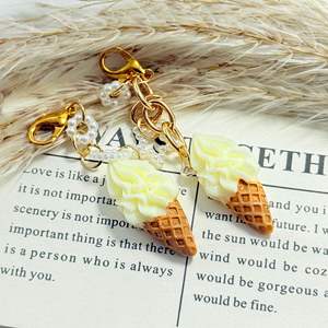 Porte-clés cornet de glace en acrylique durable, imprimé UV, motif dessin animé, accents dorés, cadeau d'anniversaire fantaisie pour femme, marque CHENXI - Product Image 2