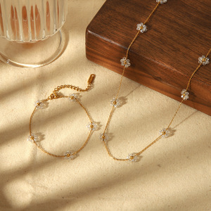 สร้อยคอคริสตัลรูปดอกไม้ ชุบทอง 18k เหล็กไทเทเนียม เครื่องประดับสำหรับผู้หญิงใส่ได้ทุกวัน - Product Image 2