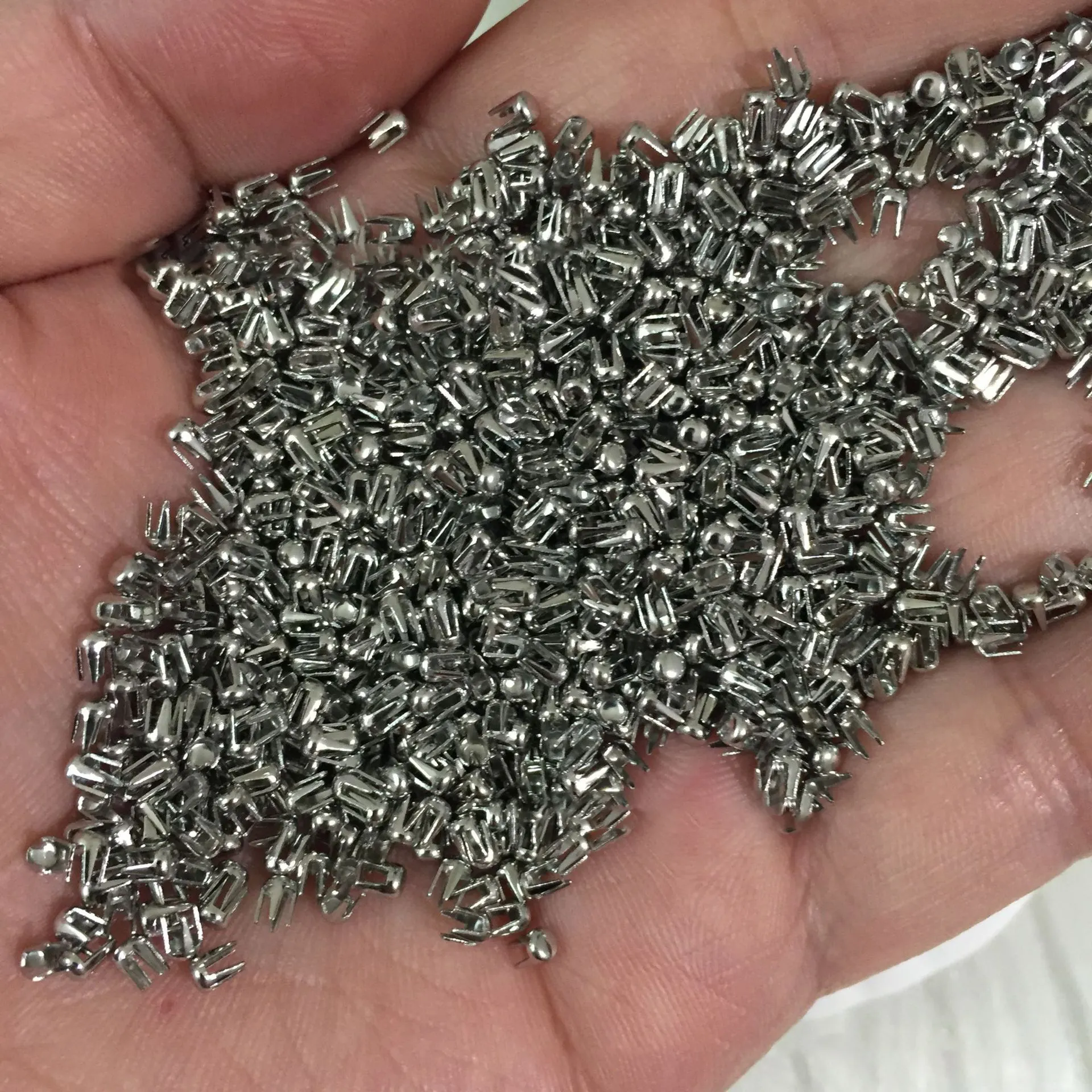 Macchina di laminazione di alta qualità chiodo in acciaio a quattro artigli con rivetto di perle non poroso in plastica ABS