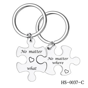 พวงกุญแจคู่รักปรับแต่งได้และสร้างสรรค์พร้อมพวงกุญแจสแตนเลสน่ารักพร้อมข้อความที่แกะสลัก - Product Image 2