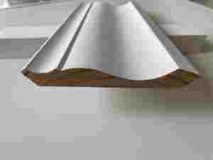 Moulures de plafond en bois de pin blanc apprêté modernes de haute qualité pour les applications hôtelières - Product Image 2