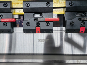 Cnccolgar 300t thủy lực <span class=keywords><strong>CNC</strong></span> Báo Chí phanh 3000mm thép không gỉ tấm kim loại Máy uốn - Product Image 5