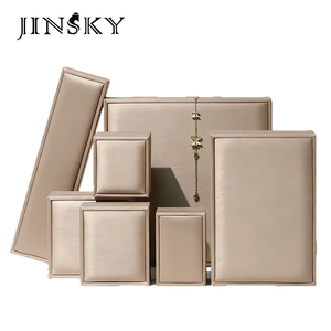 Jinsky Nuevo Joyero de Cuero Sintético con Luz LED Color Dorado con Interior de <span class=keywords><strong>Terciopelo</strong></span> <span class=keywords><strong>Negro</strong></span> Empaque de Joyería con Luz Blanca - Product Image 4