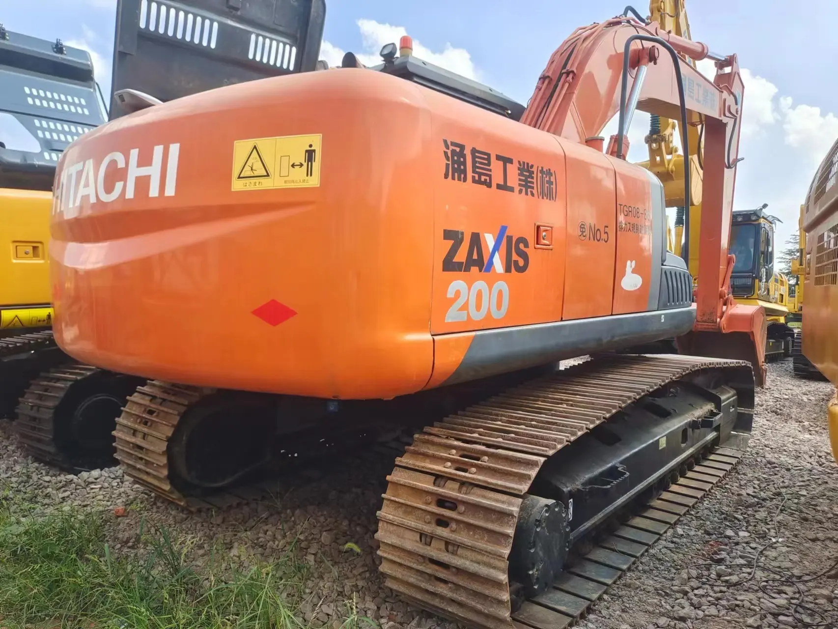 Hitachi 200 Used Excavator Medium Excavator Buy and Sell Construction Machinery Suitable for Highway Construction