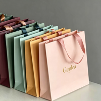 Sac cadeau en carton personnalisé avec logo, structure solide, capacité de 6 à 9 kg, design élégant pour les bijouteries, les parfumeries, les expositions