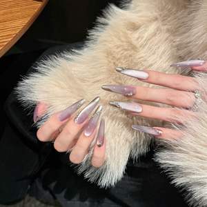 Ongles à presser effet œil de chat, style manucure française, avec strass violet scintillant – Nouveauté très prisée - Product Image 3