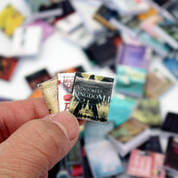 Großhandel ML Marke Retro-Stil Miniatur-Puppenhaus-Buchset Mini-Romane für Puppenhaus-Bibliothek Arbeitszimmer-Szene Beschichtetes Papier