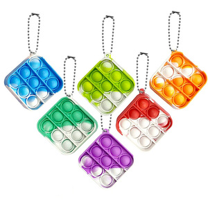 Populares Mini Juguetes Sensoriales Cuadrados de Silicona para Apretar, Llavero Sensorial de Burbujas, Paquete de Juguetes Antiestrés, Recuerdos a Granel para Fiestas de Niñas - Product Image 1