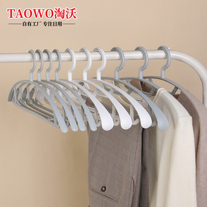 Percha semicircular de plástico para ropa, 41 cm, gris, engrosada, antideslizante, para guardar ropa interior en el armario. - Product Image 2