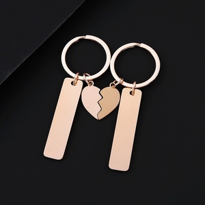 <span class=keywords><strong>Porte</strong></span>-<span class=keywords><strong>clés</strong></span> de couple en acier inoxydable, design géométrique, impression laser couleur, matériau vierge, forme demi-cœur allongée - Product Image 5