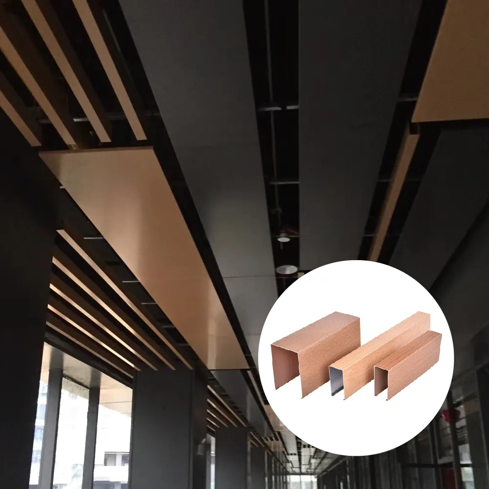 سقف خشبي حديث من الألومنيوم على شكل حرف U بنظام مانع قابل للتمدد مع سقف بمظهر معدني معلق