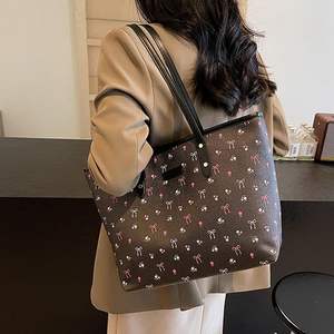 Bolso tote personalizado de piel sintética con estampado floral, ecológico, impermeable, con asa superior, tipo bandolera, con cremallera y diseño de cereza. - Product Image 5