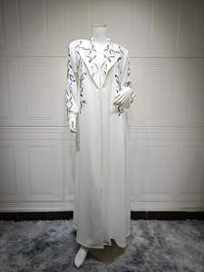 Abaya Bianca in Raso di Dubai con Ricami Cardigan Aperto - <span class=keywords><strong>Moda</strong></span> Modesta per Donne (Ordini Misti Consentiti) - Product Image 2