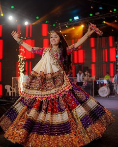 Lehenga Choli de créateur pour femmes avec dupatta imprimé pour Navratri |   Robe traditionnelle gujaratienne multicolore pour la fête de Garba - Product Image 4