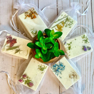 Savon artisanal au beurre de karité, anti-fongique naturel, parfumé à la freesia et à l'abricot, anti-acné, nettoyage en profondeur, biologique, pressé à froid, végan - Product Image 4