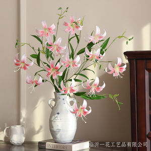 Yihua Floral Art Fleurs artificielles en soie suspendues à deux têtes, Lys blancs et rose clair pour la décoration intérieure - Product Image 1