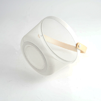 Panier de rangement en métal blanc avec poignée en bois