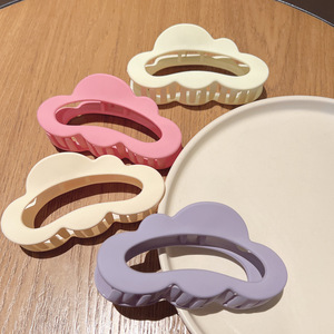 กิ๊บติดผมพลาสติกสีพื้นแบบด้านสำหรับผู้หญิง รูปทรงเมฆขนาดใหญ่ ดีไซน์โปร่งทันสมัย เหมาะสำหรับใช้ในชีวิตประจำวันสำหรับสาวๆ - Product Image 4