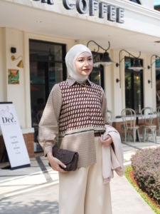 Chemise à col à revers en coton écologique légère et tendance à motifs floraux pour un usage quotidien décontracté ou au bureau - Product Image 5