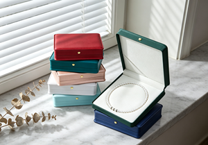 Boîte à collier de perles longues haut de gamme écologique, cadre en carton rigide enveloppé de cuir PU mat, doublure en satin blanc doux ajustée - Product Image 3