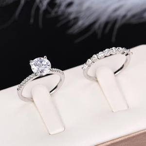 Anillo de Compromiso de Diamantes en Oro Blanco para Mujer Q018, Corte Brillante Redondo, Color G Natural, Piedras Laterales - Product Image 3