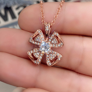 Collana con Ciondolo a Fiore in Oro Rosa con Cristalli e Strass, Catena di Lusso per Uso Quotidiano da Donna - Product Image 1