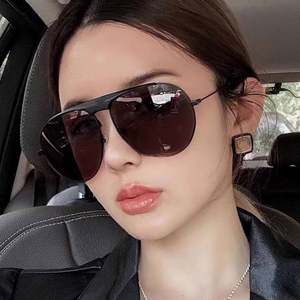 Gafas de Sol Retro 2025 con Logotipo Personalizado, Montura Grande de Aleación para Hombre, Lentes UV400, Gafas de Sol de Piloto Metálicas para Mujer - Product Image 3