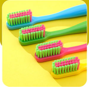 Brosse à dents de haute qualité, poils moyens colorés, manche en PP, personnalisable, pour usage domestique - Product Image 2