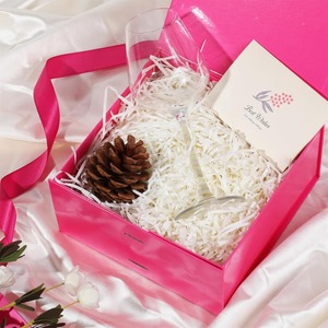 La caja de regalo rosa brillante con tapa es ideal para regalar y se puede personalizar según necesidades específicas. - Product Image 6