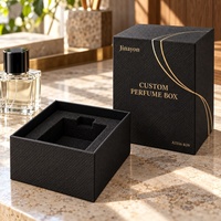 Boîte à parfum rigide verticale en papier spécial noir avec logo personnalisé, texture textile gaufrée, insert en mousse surélevé, finition mate, 10x10x14cm
