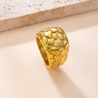 Bague martelée à texture carrée de 15mm Bague pépite en acier inoxydable plaqué or PVD véritable personnalisée avec double doigt pour hommes
