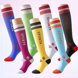 Calcetines Deportivos Transpirables de Compresión hasta la Rodilla para Hombre y Mujer, Calcetines de Compresión para Correr, Ciclismo y Actividades al Aire Libre - Product Image 2