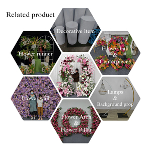 Boule florale artificielle luxueuse en soie rose et rouge réaliste, faite à la main, conçue sur mesure pour la décoration de lieux de mariage - Product Image 5