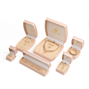 กล่องใส่เครื่องประดับหนัง PU โค้งมน ดีไซน์หรูหรา ยี่ห้อ Zebo  พร้อมบริการสกรีนโลโก้และปรับแต่งสีบรรจุภัณฑ์ สำหรับแหวนแต่งงานและแหวนหมั้น - Product Image 1