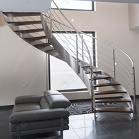 Design d'escalier en arc moderne avec structure en acier au carbone durable et balustrade en panneaux de verre pour la décoration intérieure