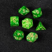 Ensemble de dés polyédriques vert marbré simplifié de 7 pièces avec chiffres dorés pour les jeux de table RPG et accessoires de jeu de rôle