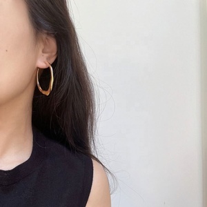 ต่างหูแฟชั่นผู้หญิงสไตล์ยุโรป-อเมริกัน ดีไซน์ผีเสื้อทรงเรขาคณิต ขนาดใหญ่ ไม่สมมาตร ชุบทอง/เงิน - Product Image 2