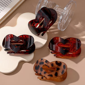 Pinces à cheveux cœur creux, pinces bec de canard plates en forme de cœur, attaches élégantes pour cheveux, accessoires capillaires pour femmes - Product Image 2