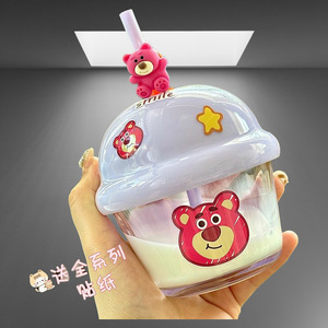 Gobelet en <span class=keywords><strong>verre</strong></span> Strawberry Bear <span class=keywords><strong>avec</strong></span> <span class=keywords><strong>paille</strong></span> ronde - Mini gobelet à lait mignon pour enfants comme coffret cadeau - Product Image 4