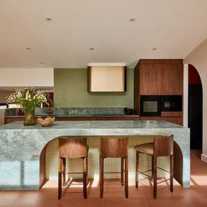 Meubles de cuisine vintage personnalisés VERMONHOUZZ en bois rouge-brun avec îlot incurvé et crédence en carreaux de verre ambré pour <span class=keywords><strong>location</strong></span> - Product Image 4