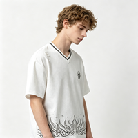 T-shirt blanc vieilli à col en V avec imprimé flamme, en tissu maillé épais, style streetwear gothique, haut à manches courtes pour homme