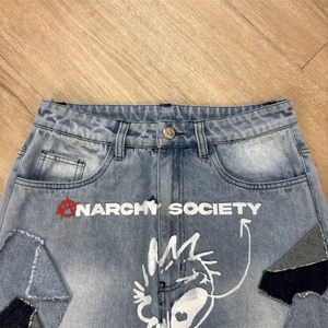 กางเกงยีนส์ขาสั้น Topshow DENIM แบบสั่งทำพิเศษ แต่งลายปักแบบดิสเทรส ตัดต่อผ้า พร้อมลายพิมพ์ออฟเซ็ต ขายส่ง กางเกงยีนส์ขาสั้นผู้ชาย - Product Image 6