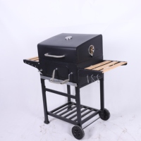 Station de barbecue extérieure autonome au charbon de bois avec étagère utilitaire et chariot roulant pour la cuisson sur patio