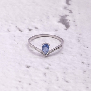 Anillo de Oro de 10K con Gran Zafiro Genuino Azul Natural, Diseño de Pera, con Diamantes, para Promesa, Compromiso o Boda - Product Image 1