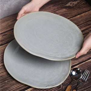 Assiette en céramique irrégulière <span class=keywords><strong>gris</strong></span> clair moucheté, style vintage et luxe discret, durable et compatible <span class=keywords><strong>micro</strong></span>-ondes, idéale pour steak, salade et service en restaurant - Product Image 5